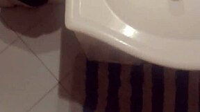 Twinkovia s obrovským kohútom v masturbácii pred zrkadlom s výstrelom