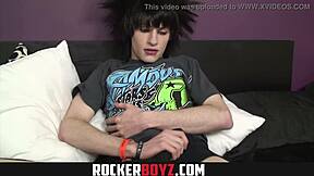 로커 보이즈 이모 트윙크 미친 머리로 자지 세게 흔들어! 😜