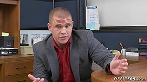 Hetro moški požirajo ogromne kurce v divji gejevski ekipni seji