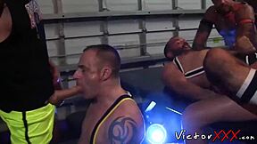 वाह, समलैंगिक स्टड्स इंटररेसियल स्पिटरोस्टिंग ऑर्गी में डोमिनेट करते हैं!