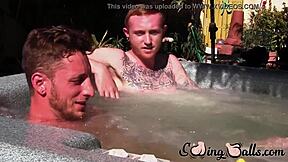 tatoviran rdečelasec homo si drka velik kurac z ljubimcem po jacuzziju