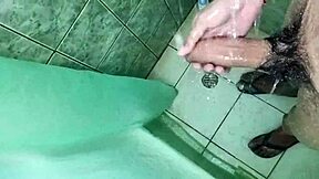 बिग कॉक यंग 18+ एमेच्योर शॉवर सीन में कमशॉट शूट करता है