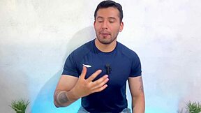 No pude resistir la polla de 25cm del semental cubano durante una sesión de masaje de pies.