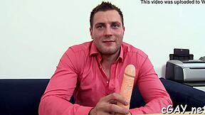 Sofisticirani gej tip prima duboko analno jebanje sa creampie