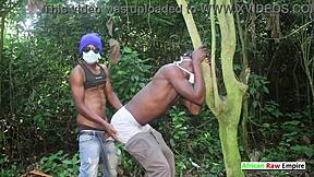 Afrikanska raka vänner släpper lös råt imperium med offentlig buskbanging.