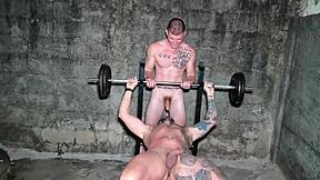 Allan Guerras træning ender i varm bisexual håndjob sjov