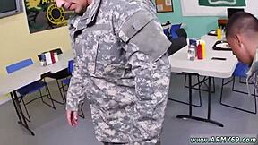Militär gayporr med nakna män arméundersökningsex, helvete ja!
