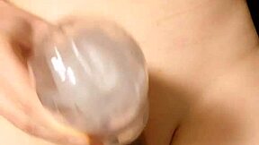 Japon gay adam sıcak oyuncak oyununda vahşi boşalma yapıyor. Amatör eylem kızışıyor.