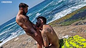 Follando en la playa con descarga africana de semen