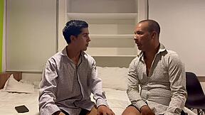 Cowok Muda 18+ Ini Belum Pernah Coba Batang Segede Itu.