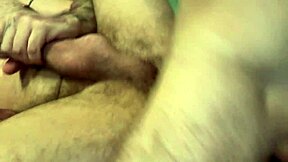 मेरे ब्राजीलियन बडी को टाइट बेडरूम डॉगीस्टाइल में बेयर फकिंग।