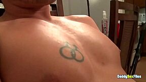 DaddySexFiles: Jett Jaxx si drka velik kurac do eksplozivnega konca