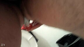 Shemale-huora ottaa anaali-pommituksen raa'alla kullilla