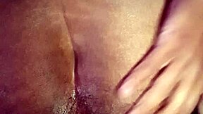 Si že videl velik rit, ki jezdari na debel dildo takole?