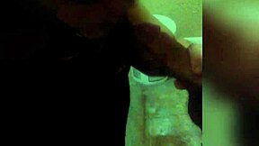 吞下陌生人鸡巴的热自制口交