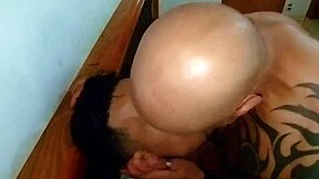 Tatuirani starejši trpi na ogromnem kurcu nadarjenega v analnem hardcore.