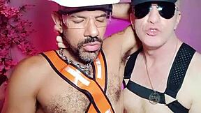 Popravljanje tistega porednega ritčka galegos z znojnimi kurci delavca!