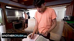 Nyfikna twinks i tabu kök med mätspel