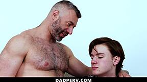 איך אב חורג גאה מתגמל את הבן החורג המצליח שלו בברבק?