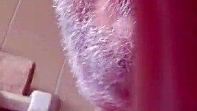 Uhh, hrabu se s neobřezaným ptákem v koupelně... krátké video!