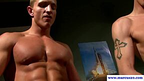 いたずらなゲイジョックスが熱いフェラチオ3Pに飛び込む