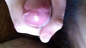 Szőrös twink keményen élvez, miközben egyedül rángat forró jelenetben