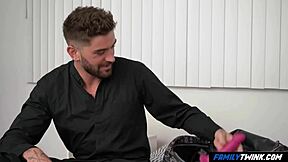 FamilyTwink - Táta šokovaný synovými dovednostmi bez kondomu