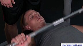 Hunk da academia engolindo pauzão depois de treino intenso