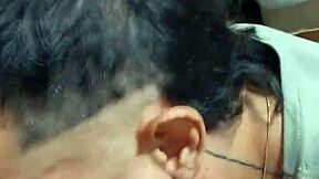 Twink suger oskuren kuk vid glory hole i lagerlokalen