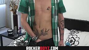 Kjekk rocker twink rukker i het europeisk stil