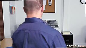 Straight ljus hy kille med enorm kuk i gay threesome