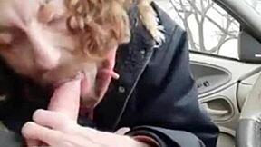 Amigo geme alto durante boquete no carro