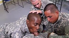 Băiat prins dezbrăcat și mâncând spermă de la futut în aer liber