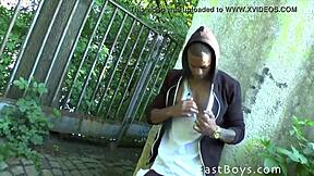 Ebony twink pronkt in publiek met POV actie