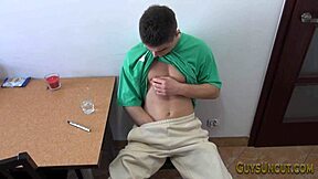 Jovem Sem Corte Ereto Masturbando o Pau