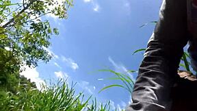 Ukryta gejowska akcja rozkręca się w owłosionym przyczepie w lesie