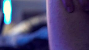 바이 트윙크가 꽉 조인 엉덩이에 손가락 넣고 사정까지, 구경하고 싶어?