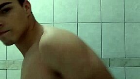 Mladi latino tvin uhvaćen u tuš sceni