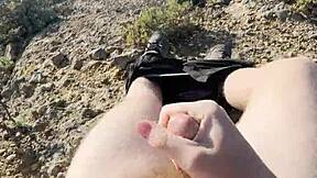 Dospělý 18+ twink si směle klepe v veřejném parku.