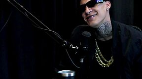 latino fyr optager gay orgie for job, reklamerer på gaderne i gennemsigtig rød