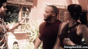 Παντρεμένος τύπος βλέπει γκέι κολλητούς να γαμάνε έξω;