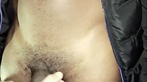 Follada salvaje al aire libre con amigos y pollas monstruosas en sitio abandonado! 😈💦 Acción dura de bareback público.