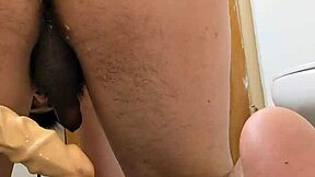 Jag leker med min rumpa med stora kukar och dildos