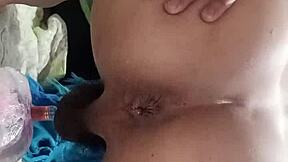 Sexy prdel šukaná obřím dildem!