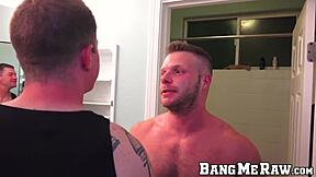 헝키 게이 DJ와 브라이언 본즈 샤워 후 베어백 섹스
