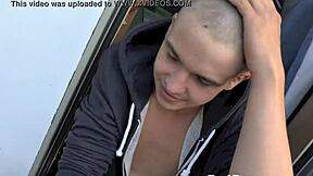 Denna twink ger handjob medan han får mage slag