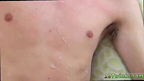 Liten homofil fyr suger og knuller på gay xxx POV bareback.