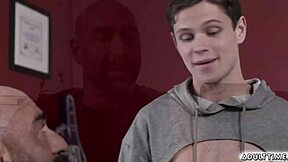 Dylan Hayes aur boyfriend Blaze Austin coach Drew Sebastian se milte hain, jo gay out hua, to support mein Dylan Drew ko blowjob deta hai