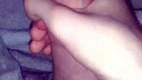 Tipul tânăr de 18+ iubește să se masturbeze cu pula lui mare