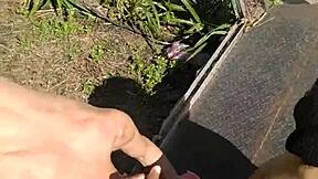 Dominatie ontvouwt zich in bos orgy tussen verlaten auto's